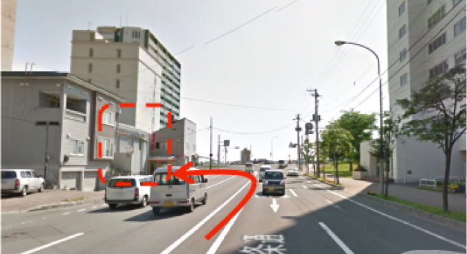 一条大橋にさしかかる手前で、左手に当院が見えてきます。